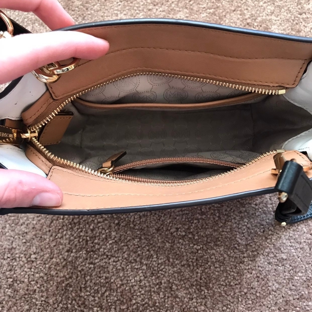Michael Kors Hamilton Traveler Messenger Bag - Picture 5 of 6